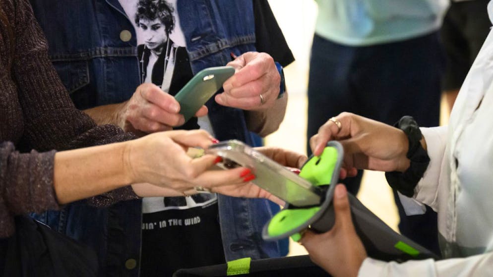 Alle Fans mussten vor dem Konzert von Bob Dylan in Montreux VD am Samstag ihr Mobiltelefon in einer speziellen Tasche einschliessen lassen. Dylan bestand darauf, dass die Zuschauerinnen und Zuschauer ihre Handys nicht benutzen dürfen.