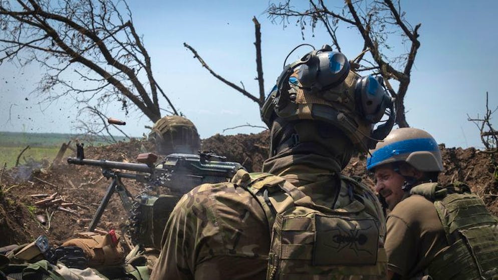 Ukrainische Soldaten feuern aus einem Graben an der Frontlinie in der Region Saporischschja auf russische Stellungen.