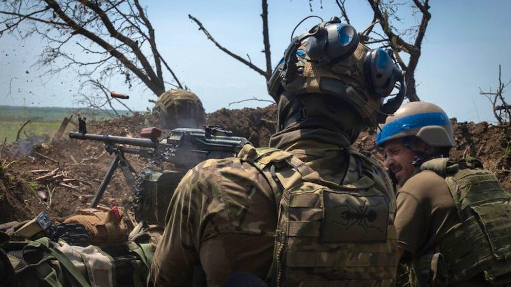 Ukrainische Soldaten feuern aus einem Graben an der Frontlinie in der Region Saporischschja (Ukraine) auf russische Stellungen.