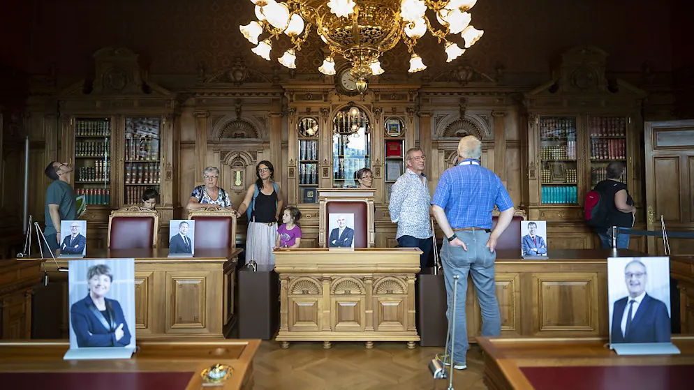 Lange Schlange vor dem Bundeshaus am Tag der offenen Bundesmeile - Gallery. Sogar das Bundesratssitzungszimmer war für einmal für die Öffentlichkeit zugänglich.