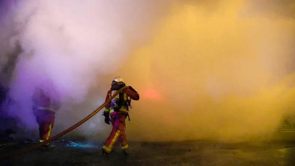 Weitere Unruhen in Frankreich – Beerdigung am Nachmittag - Gallery. Feuerwehrleute löschen Flammen in Nanterre, ausserhalb von Paris. 