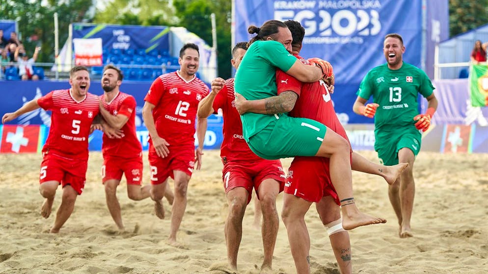 Die Schweizer Beachsoccer-Spieler bejubeln ihren Final-Sieg gegen Italien.