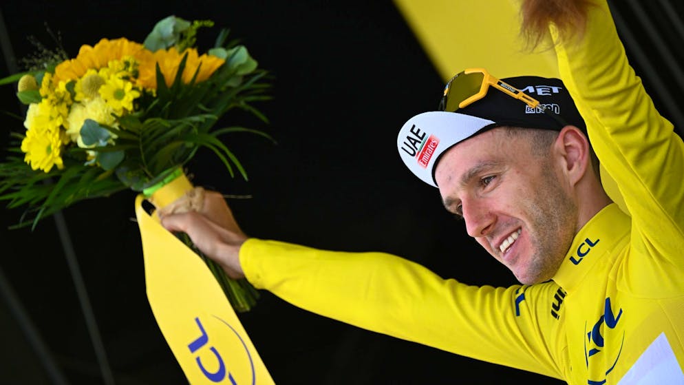 Durch den Sieg geht Adam Yates im Gelben Trikot auf die nächste Etappe.