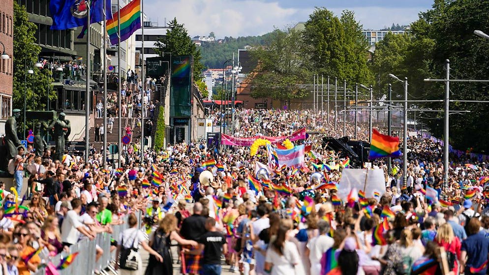 Oltre 90'000 persone hanno partecipato ieri al Pride di Oslo.