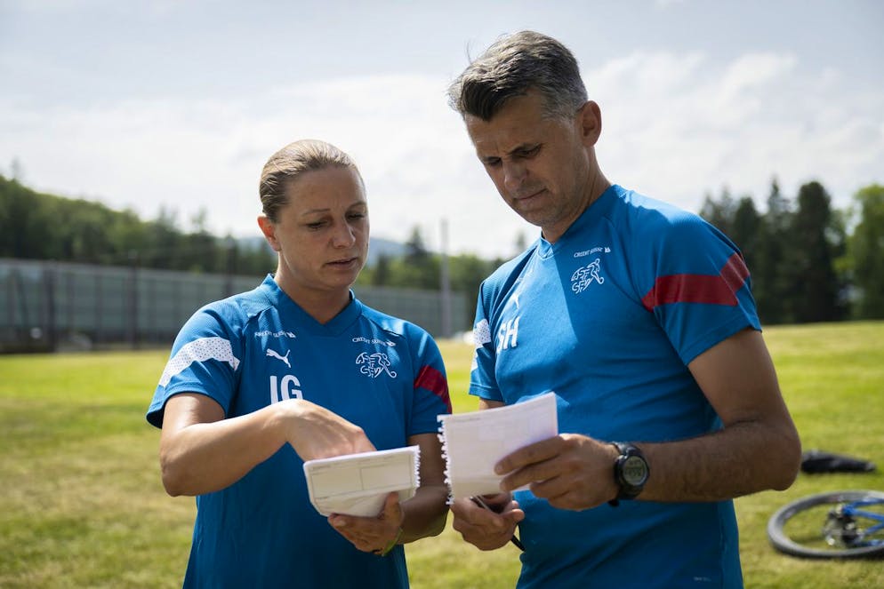 Diese 23 Spielerinnen nimmt Nati-Coach Inka Grings mit an die WM. Nati-Trainerin Inka Grings spricht sich mit Assistenztrainer Selver Hodzic ab.