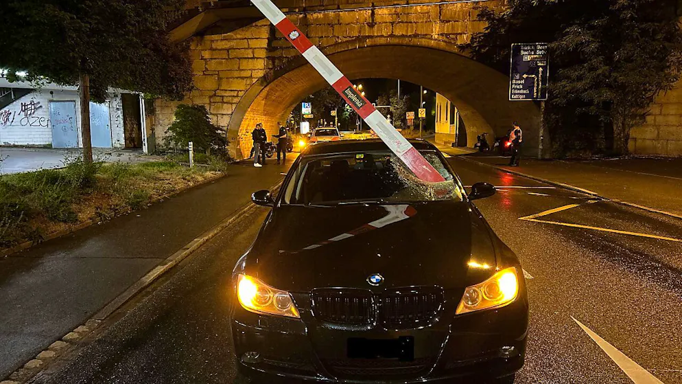 Eine von einer Autobahnbrücke herab geworfene Baustellenabschrankung durchschlug in Aarau die Frontscheibe eines vorbeifahrenden Autos.