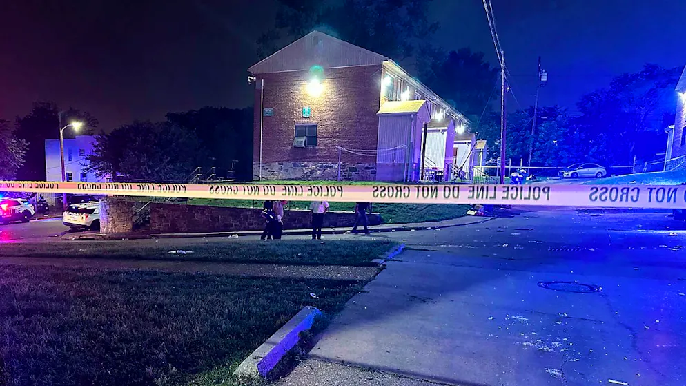 HANDOUT - Die Polizei sperrt den Tatort im Stadtteil Brooklyn Homes im Süden der Stadt ab. Bei Schüssen sind zwei Menschen getötet und 28 verletzt worden. Nach ersten Erkenntnissen der Polizei der Ostküsten-Metropole gab es insgesamt 30 Schussopfer. Weitere Angaben zum Hintergrund oder zu Verdächtigen gab es zunächst nicht. Medienangaben zufolge waren am Samstagabend Hunderte Menschen zu einer jährlichen «Brooklyn Day»-Feier in der Gegend zusammengekommen. Foto: Uncredited/Baltimore Police Department/AP/dpa - ACHTUNG: Nur zur redaktionellen Verwendung und nur mit vollständiger Nennung des vorstehenden Credits