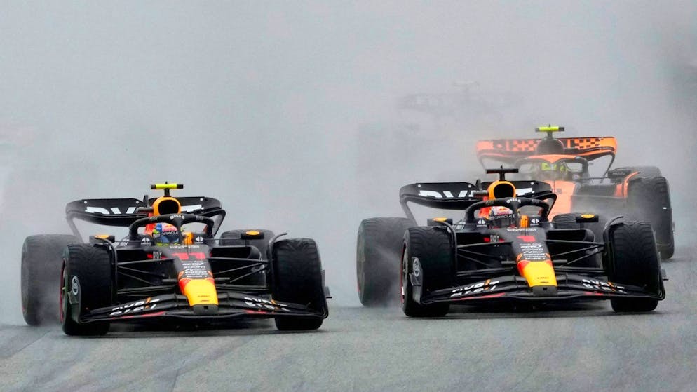 Sergio Perez (links) und Max Verstappen kommen sich auf der Rennstrecke in Spielberg gefährlich nahe.