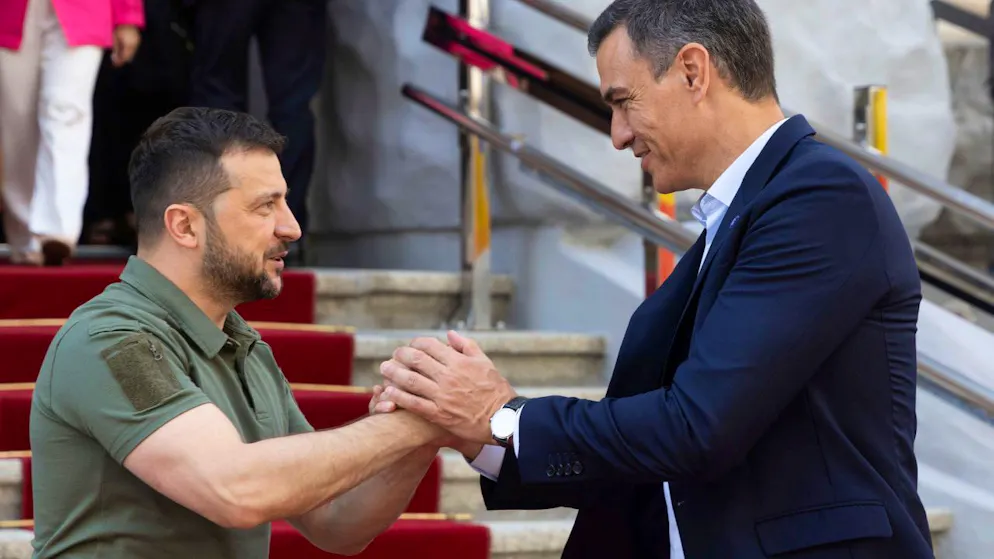 HANDOUT - Wolodymyr Selenskyj (l), Präsident der Ukraine, begrüßt Pedro Sanchez, Premierminister von Spanien. Foto: Uncredited/Ukrainian Presidential Office/AP/dpa - ACHTUNG: Nur zur redaktionellen Verwendung im Zusammenhang mit der aktuellen Berichterstattung und nur mit vollständiger Nennung des vorstehenden Credits