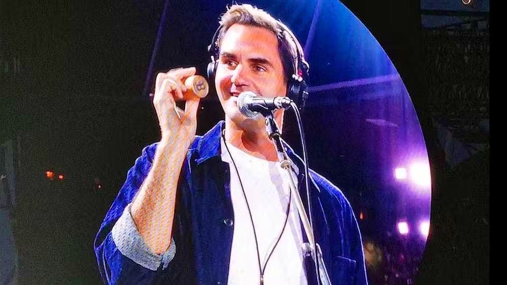 Irreale. E all'improvviso Roger Federer si trova sul palco con i Coldplay