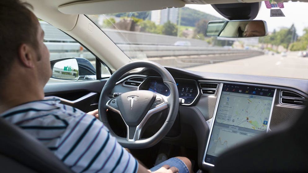 Lenkrad auf der falschen Seite. Eine Greifzange ist die neuste Tesla-Innovation