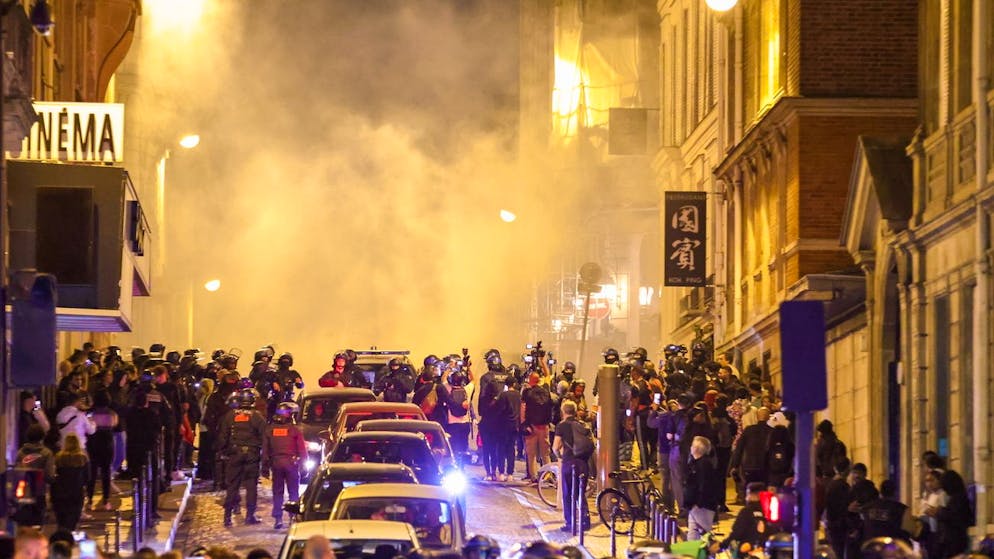 Caos nella notte. Francia: segnalate ronde di giovani di estrema destra contro i manifestanti
