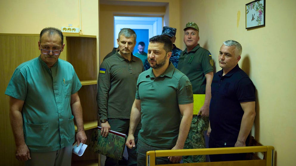 Der ukrainische Präsident Wolodimir Selenskyj besucht am 2. Juli 2023 verwundete Soldaten in Odessa.