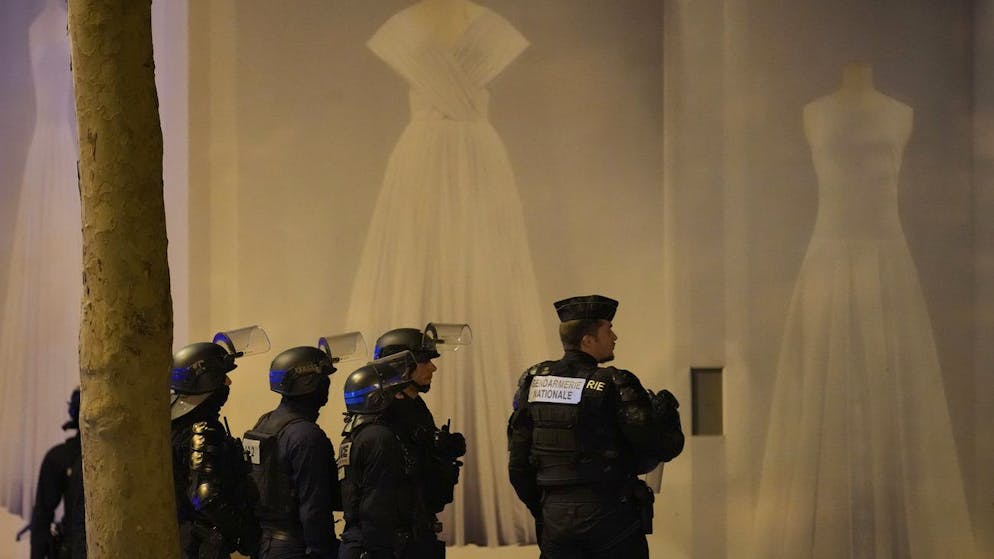 Caos nella notte. Francia: la colletta per il poliziotto che ha sparato arriva a 900.000 euro