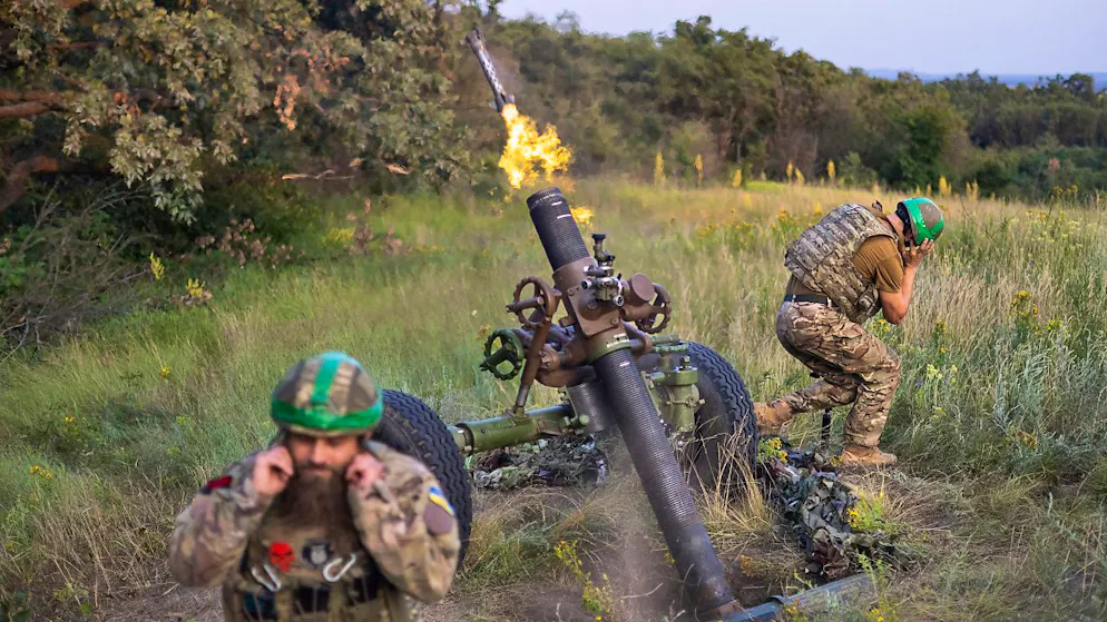 Ukrainische Soldaten der 3. Sturmbrigade feuern eine 122-mm-Haubitze ab. Foto: Alex Babenko/AP/dpa