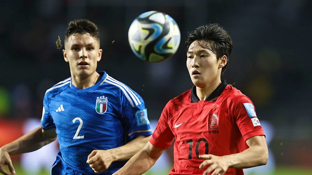 Italiens Mattia Zanotti (links) an der U20-WM 2023 im Spiel gegen Südkorea.