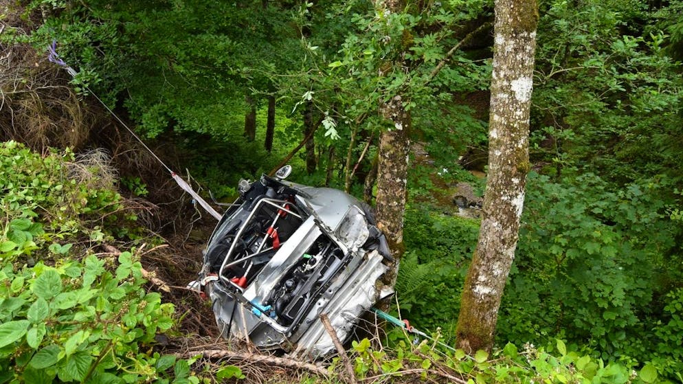 Nachdem sich der Sportwagen mehrmals überschlagen hatte, wurde das Fahrzeug schliesslich von einigen Bäumen rund 40 Meter unter der Fahrbahn gestoppt.