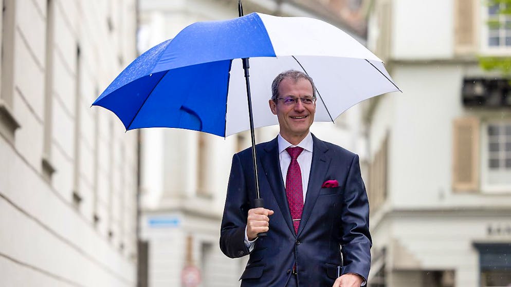 Der Luzerner Finanzdirektor Reto Wyss (Mitte) kann den Schirm schliessen, denn 2023 sind bezüglich Staatshaushalt keine dunklen Wolken sichtbar. (Archivaufnahme)