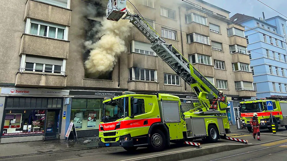Als die Feuerwehr eintraf, stand die Wohnung im Mehrfamilienhaus bereits in Vollbrand.