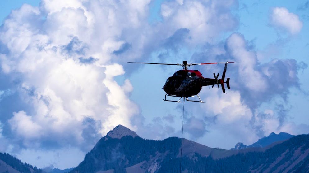 Ein Helikopter der Air Zermatt im Einsatz. (Symbolbild)