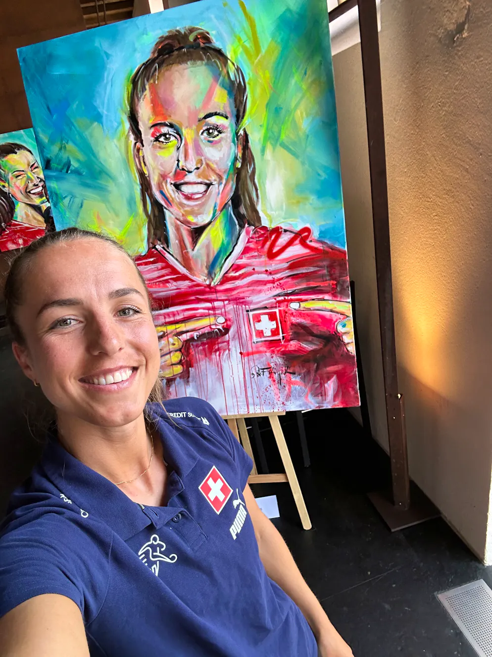 Credit Suisse. Lia Wältis Selfie mit ihrem Gemälde.