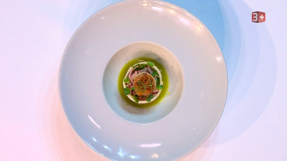 «MasterChef». Corinne Venegas' Siegermenü: Als Vorspeise zaubert sie Jakobsmuscheln mit Kohlrabi, Radieschen und Gurken mit Dill auf den Teller.