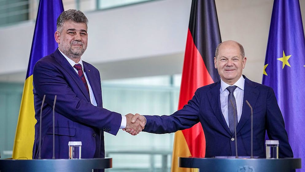 Bundeskanzler Olaf Scholz und Ion-Marcel Ciolacu (l), Ministerpräsident von Rumänien, geben sich im Bundeskanzleramt nach der Pressekonferenz die Hände. Foto: Kay Nietfeld/dpa