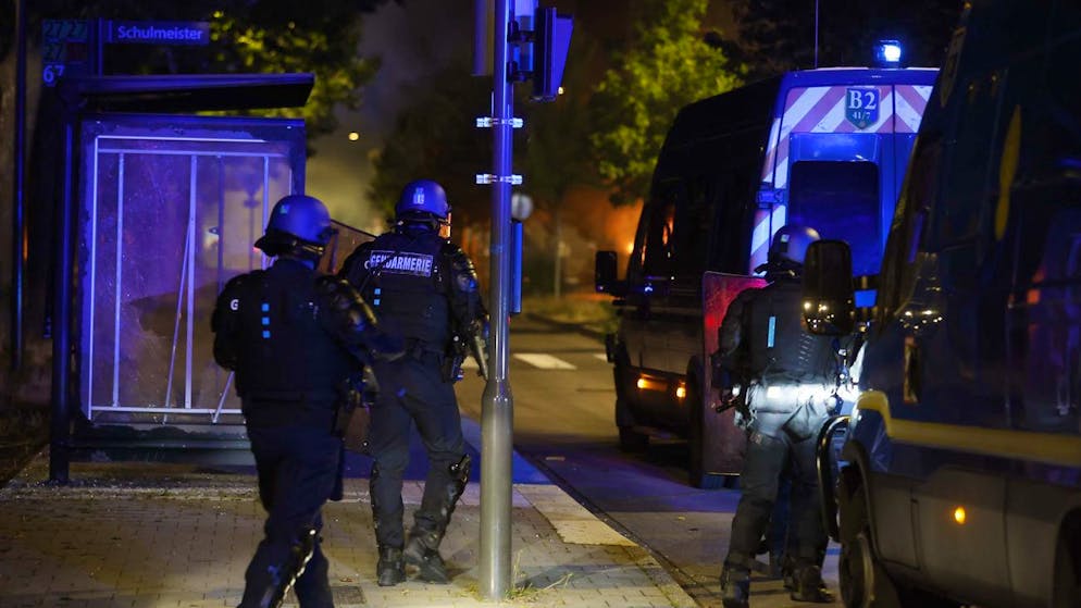 Proteste. Francia: nel cuore della notte Macron visita una caserma della polizia