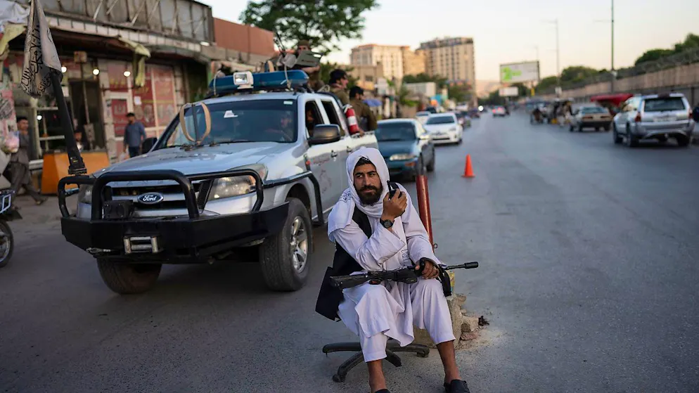 Ein Kommandant der Taliban an einem Kontrollpunkt auf einer Straße in Kabul. Foto: Rodrigo Abd/AP/dpa