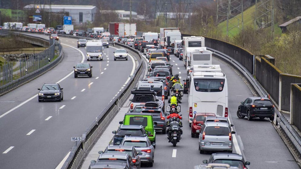 Vor Feiertagen normal: Stau vor dem Gotthard Tunnel in Richtung Süden zwischen Göschenen und Erstfeld. (Archiv)