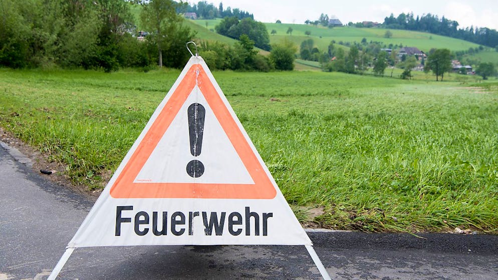 Solche Warndreiecke stellte am Montagabend die Münsinger Feuerwehr auf. (Archivbild)