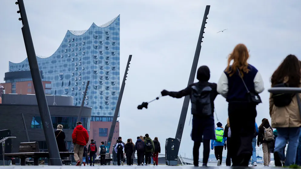 Sturmtief sorgt für Hunderte Einsätze - Gallery. Stürmisches Wind in Hamburg am Hafen vor der Silhouette der Elbphilharmonie.