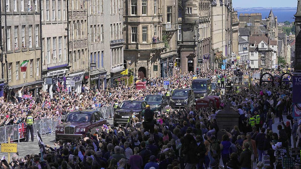 Carlo III ha ricevuto gli «onori di Scozia» a Edimburgo - Gallery. Il corteo reale lungo il Royal Mile.
