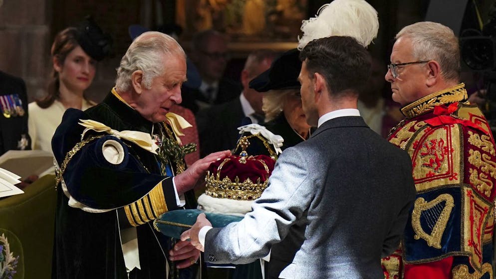 Carlo III ha ricevuto gli «onori di Scozia» a Edimburgo - Gallery. Re Carlo III nella cattedrale di St. Giles, a Edimburgo. Durante la cerimonia sono stati presentati al sovrano gli Honours of Scotland, le regalie della nazione del Regno Unito, quindi la corona, lo scettro e la spada.