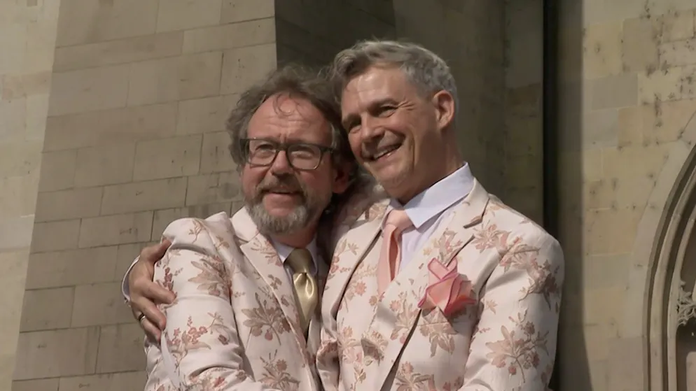Geht es nach ihrem Empfinden, sind Erich Vock und Hubert Spiess schon lange verheiratet. Doch erst am 4. Juli 2023, nach 30 Jahren Liebe, durfte das Künstlerpaar auch rechtlich Mann und Mann werden.