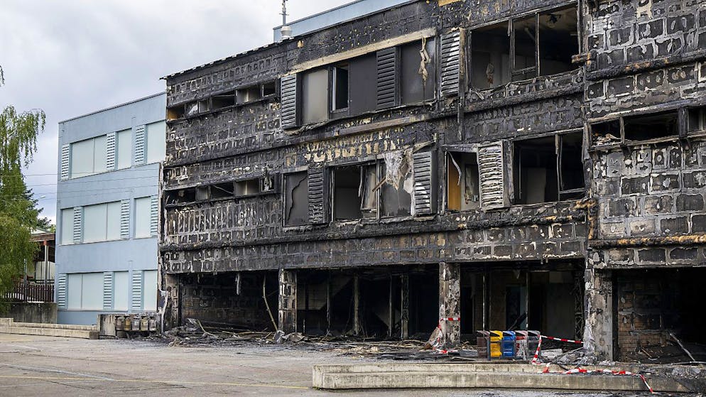 Un incendio ha sfigurato l'edificio che ospita una scuola elementare a Vernier (GE).