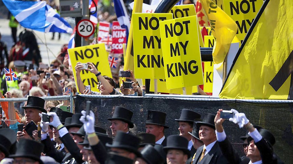 Carlo III ha ricevuto gli «onori di Scozia» a Edimburgo - Gallery. Nel centro di Edimburgo ci sono migliaia di fan dei reali ma anche molti manifestanti anti-monarchici col cartello recante la scritta "Not My King" (non è il mio re).