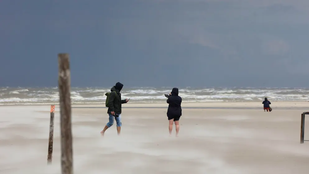 Sturmtief sorgt für Hunderte Einsätze - Gallery. Dunkle Wolken bei stürmischem Wetter in St. Peter-Ording an der Nordsee.