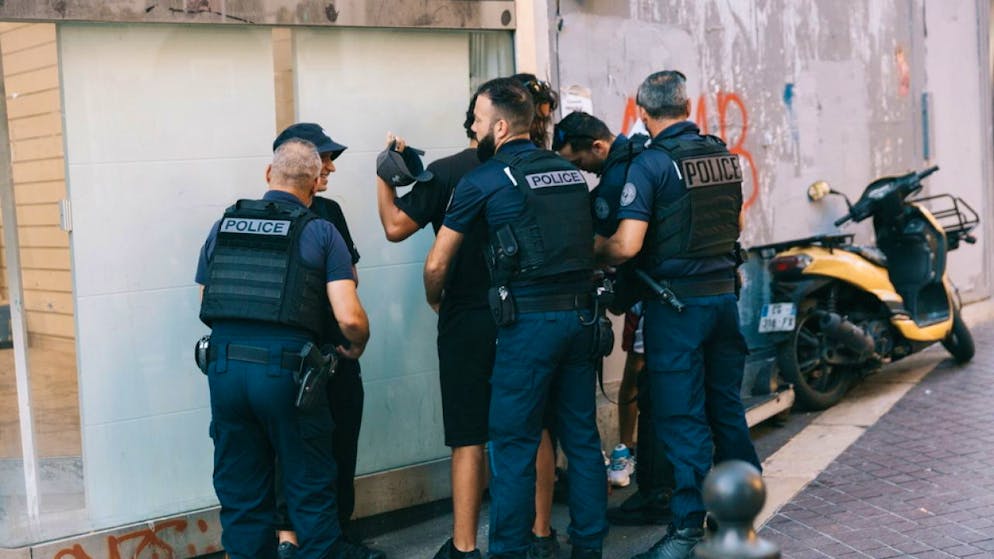 Cala di notte in notte il numero di fermati. Dall'inizio delle violenze il bilancio si attesta a 3'600. Nella foto un controllo dell'identità nei giorni scorsi a Marsiglia.