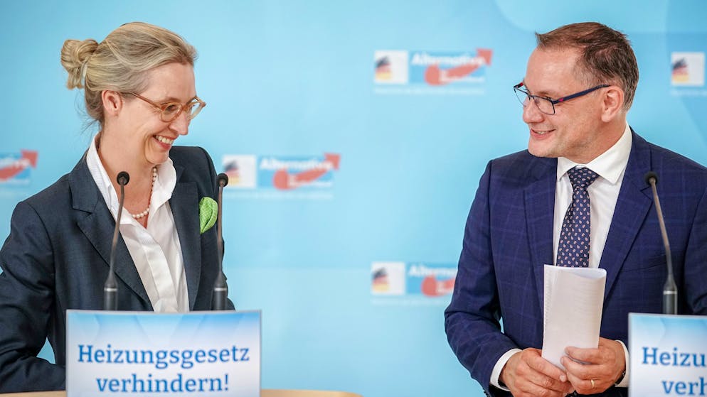 Alice Weidel, Fraktionsvorsitzende der AfD und Parteivorsitzende, und Tino Chrupalla, AfD-Bundesvorsitzender und Fraktionsvorsitzender der AfD, freuen sich über gute Ergebnisse in Thüringen.