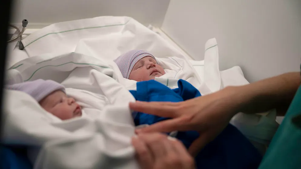 Eine Nationalratskommission fordert, dass Mütter und Väter von Mehrlingen einen längeren Elternurlaub erhalten. (Themenbild)