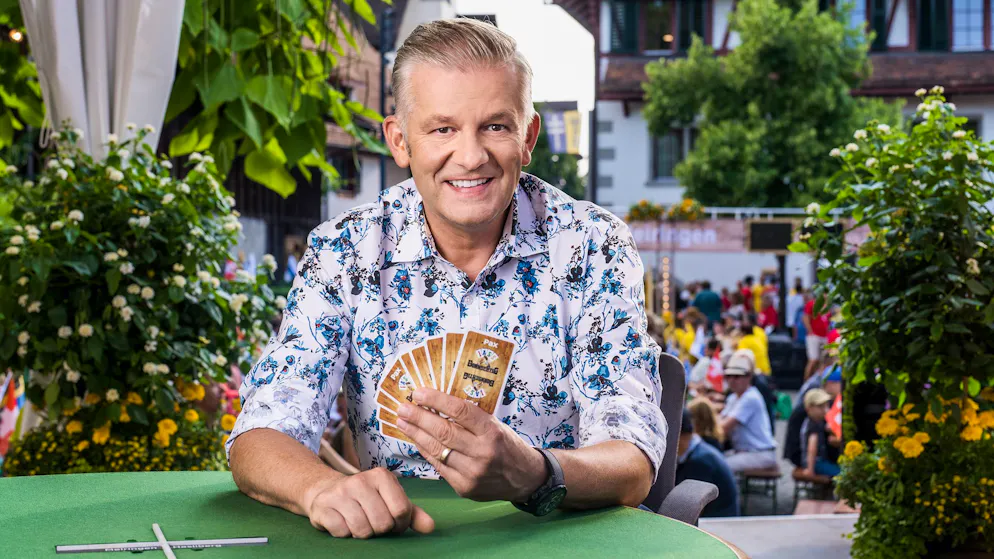 25 Jahre mit seiner Frau Chantal verheiratet, 30 Jahre beim SRF, 10 Jahre Moderator der Spiele der Fussball-Nati und 5 Jahre beim «Donnschtig-Jass»: Rainer Maria Salzgeber hat in diesem Jahr viel zu feiern.