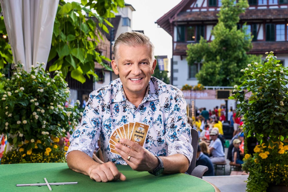 «Donnschtig-Jass»-Jubiläum. Der Walliser moderiert das Jass-Format seit 2019. Rainer Maria Salzgeber: «Einen solche Sendung kannst du nur in der Schweiz machen. Wenn du einem Deutschen erzählst, dass du eine Kartenspiel-Sendung moderierst, schaut er dich komisch an.»