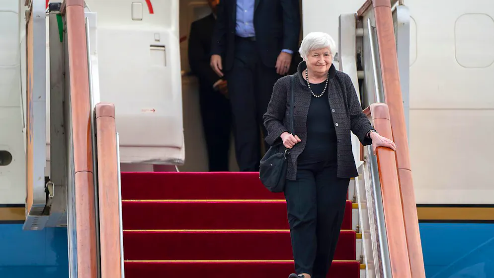 US-Finanzministerin Janet Yellen kommt in Peking an. Foto: Mark Schiefelbein/AP POOL/AP/dpa