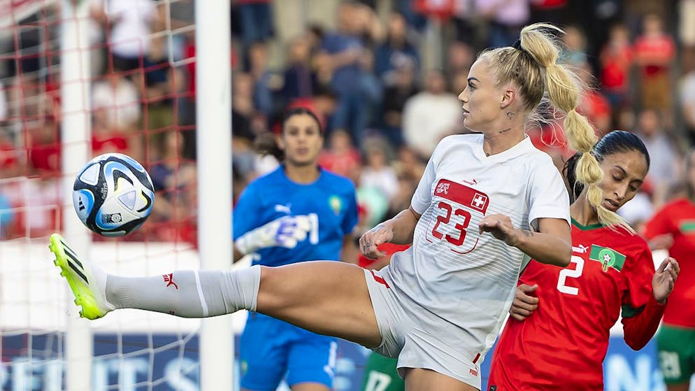 Vor der grossen Reise gibt es einige Fragezeichen - Gallery. Alisha Lehmann kontrolliert den Ball