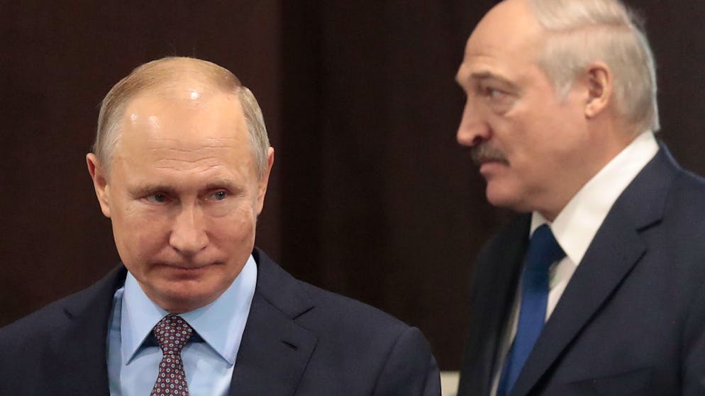 Alexander Lukaschenko (rechts) gilt als enger Verbündeter von Kremlchef Wladimir Putin und verweilt derzeit in St. Petersburg.