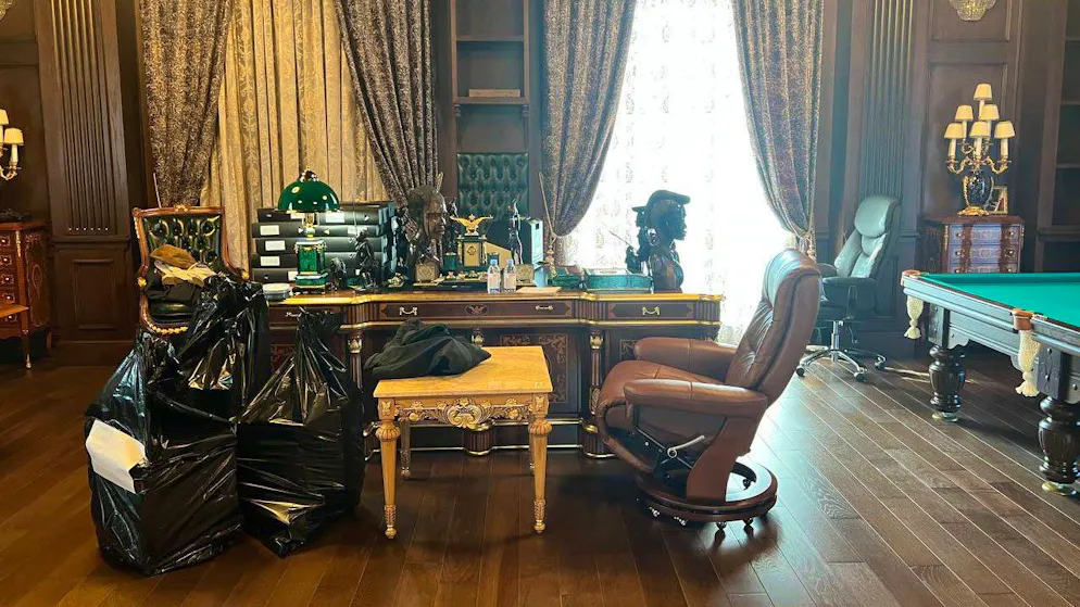 Prigoschins Haus in St. Petersburg: Einblick ins Privatleben. Der Arbeits- neben dem Billardtisch: Was wohl in den schwarzen Säcken ist, die hier zu sehen sind?