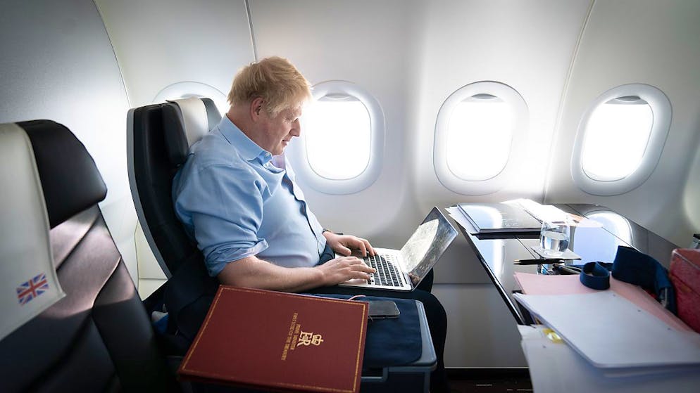 ARCHIV - Boris Johnson, ehemaliger Premierminister von Großbritannien, arbeitet an Bord seines Flugzeugs während seiner Rückreise aus Saudi-Arabien. Foto: Stefan Rousseau/PA Wire/dpa