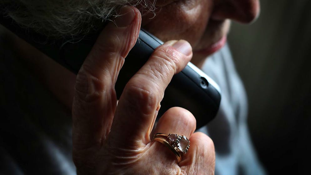 Die Betrügerinnen und Betrüger suchen sich hauptsächlich ältere Personen aus. (Symbolbild)