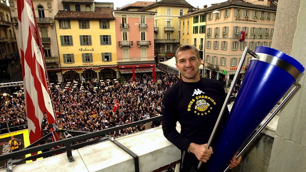Sandro Bertaggia con il trofeo in Piazza Riforma.
